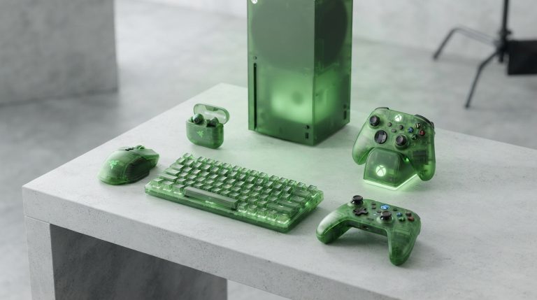 Xbox svin 25 gadus ar caurspīdīgi zaļiem aksesuāriem!