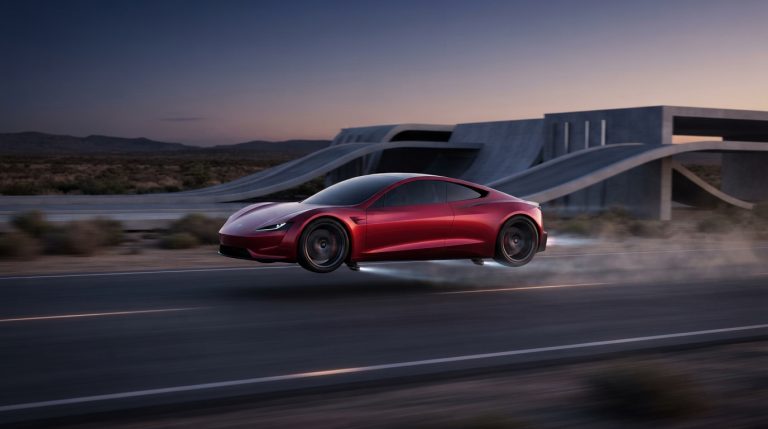 Realitātes robežas: Tesla Roadster lido un paātrinās zibens ātrumā